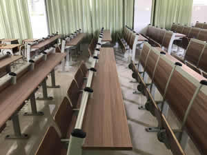 廣西百色市城西小學 學生課桌階梯排椅圖片