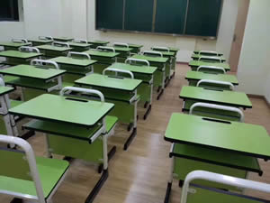 湖北某小學學生課桌椅圖片