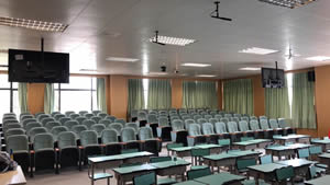 花都保利小學學生課桌椅圖片